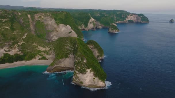 科林金海滩 努沙佩尼达陡峭的海崖 空中景致的穆迪岛风景 — 图库视频影像