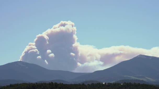 小牛峡谷隐居的山顶野火熊熊燃烧 浓烟笼罩着群山 — 图库视频影像