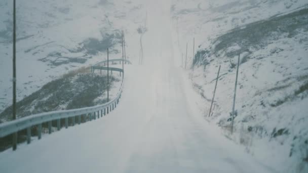 Sognefjellsvegen的第一场大雪是北欧最高的山路 道路两旁都有高大的手杖 — 图库视频影像