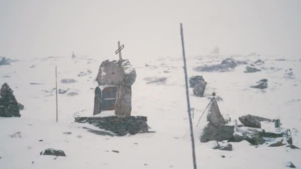 在挪威的Sognefjellvegen 国道55号 一座横跨山顶的纪念碑被石笼围绕着 上面覆盖着新雪 — 图库视频影像
