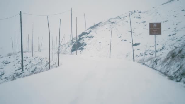 Der Verschneite Sognefjellsvegen Die Höchste Passstraße Nordeuropas Hohe Stöcke Markieren — Stockvideo