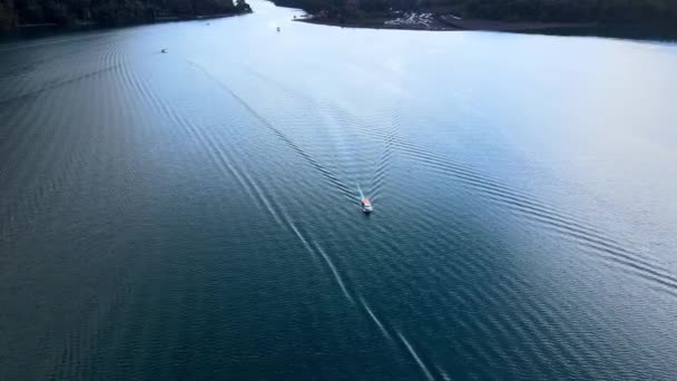 Orbita Aerea Una Barca Solitaria Nel Lago Todos Los Santos — Video Stock