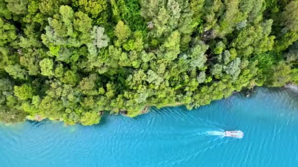 Caminhão Aéreo Direito Barco Com Pessoas Navegando Longo Costa Lago — Vídeo de Stock