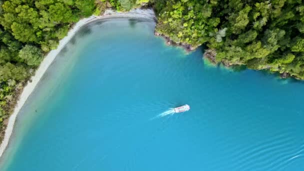 在智利南部托多斯洛斯桑托斯湖海岸附近的一艘船的俯瞰 清澈的水晶和茂密的森林 — 图库视频影像