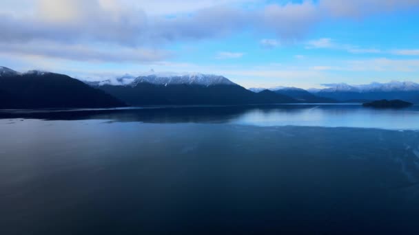 Dolly Out Luchtfoto Van Besneeuwde Bergen Met Wolken Puntiagudo Vulkaan — Stockvideo