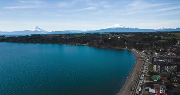 Aerial Dolly Out Hyperlapse Coastal Area Puerto Varas Chile Volcanes — Vídeo de stock