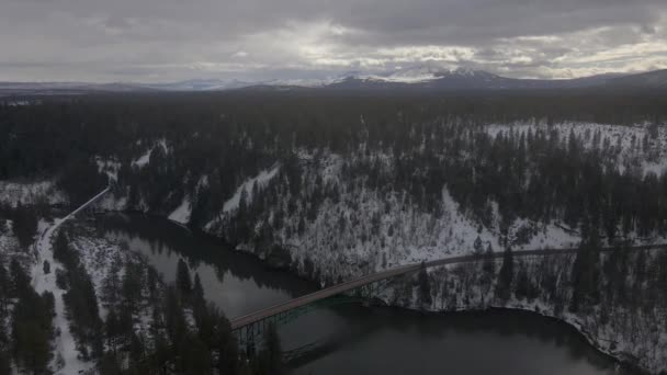 Samochód Przekraczający Most Zimą Pobliżu Parku Narodowego Yellowstone — Wideo stockowe