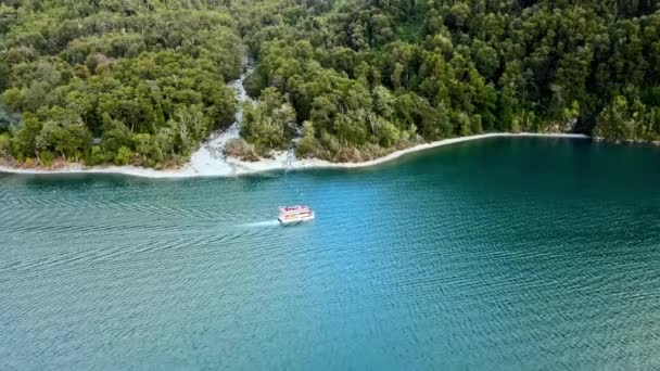 Vista Aérea Inclinada Barco Orilla Del Lago Todos Los Santos — Vídeos de Stock