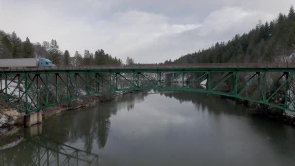 Ημιφορτηγό Διασχίζει Ποτάμι Κοντά Στο Εθνικό Πάρκο Γιελοστόουν — Αρχείο Βίντεο