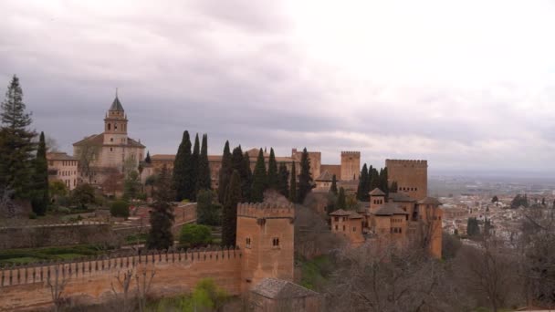 Wolno Poruszający Się Pan Nad Pałacem Alhambra Miastem Granada Pochmurną — Wideo stockowe