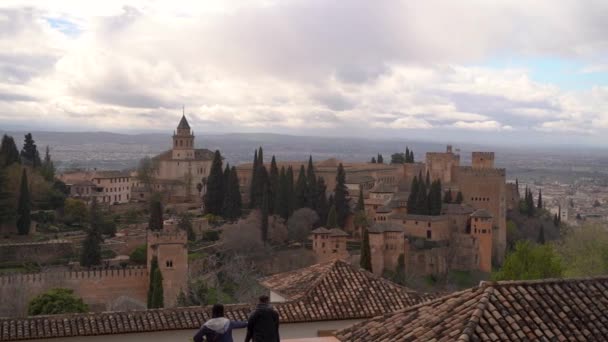 Сковородка Над Альгамброй Пасмурный День Двумя Туристами — стоковое видео