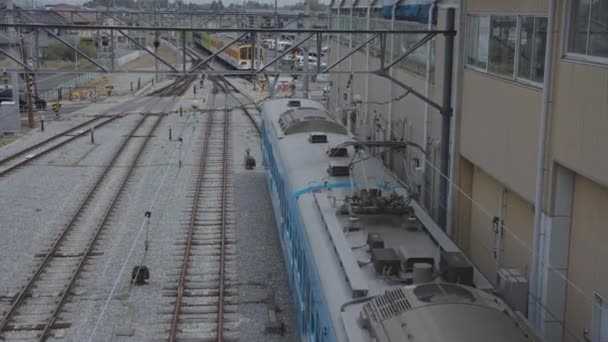 Железнодорожный Поезд Blue Fabmi Rural Train Отправляется Станции Йокаити Сига — стоковое видео