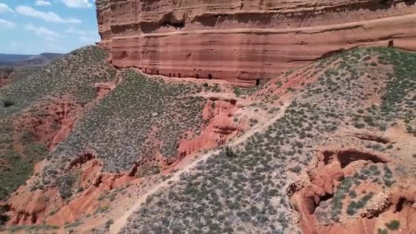 Hiker Climing Mistic Red Mountain Red Canyon Dessert Teruel Spain — ストック動画