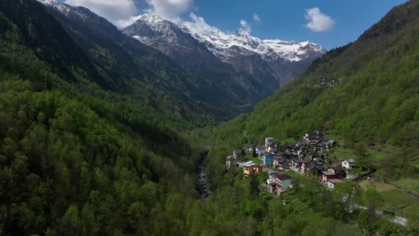 Hermosa Toma Órbita Aérea Pequeño Pueblo Escondido Profundo Verde Valle — Vídeos de Stock