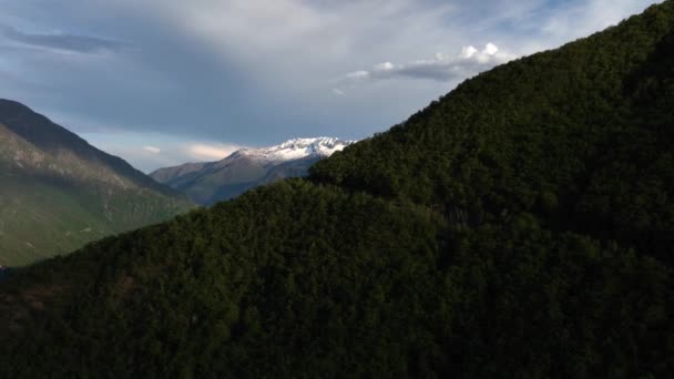 Rivelazione Aerea Chiave Illuminata Cima Della Montagna Innevata Dietro Una — Video Stock