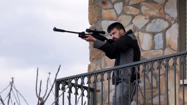 Jovem Com Barba Vestida Preto Olha Através Mira Arma Rifle — Vídeo de Stock