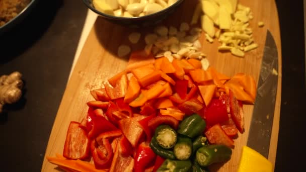 Krispiga Stekta Munsbitar Kalvhjärna Morötter Purjolök Röd Paprika Grön Paprika — Stockvideo