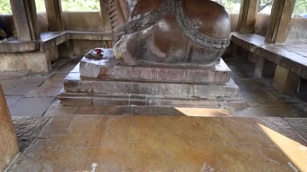 Stone Nandi Idol Nära Vishwanath Temple Khajuraho Madhya Pradesh — Stockvideo