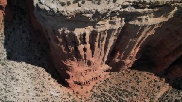 Luchtfoto Drone Uitzicht Van Een Ontzagwekkende Rotsformatie Een Rode Dessert — Stockvideo