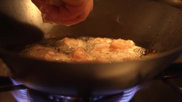 Mujer Cocinando Pechuga Pollo Una Sartén Estufa — Vídeos de Stock