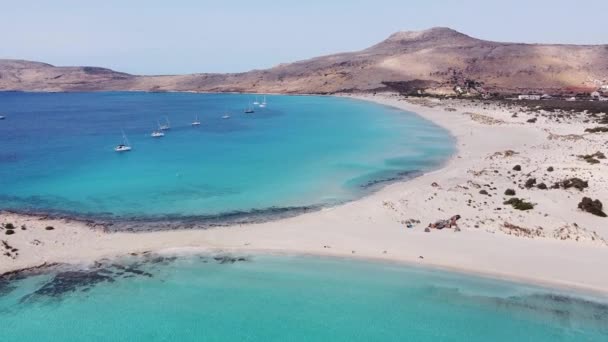 Boats Turquoise Bay Elafonisos Peloponnese Greece Ascending Pedestal — Vídeo de stock