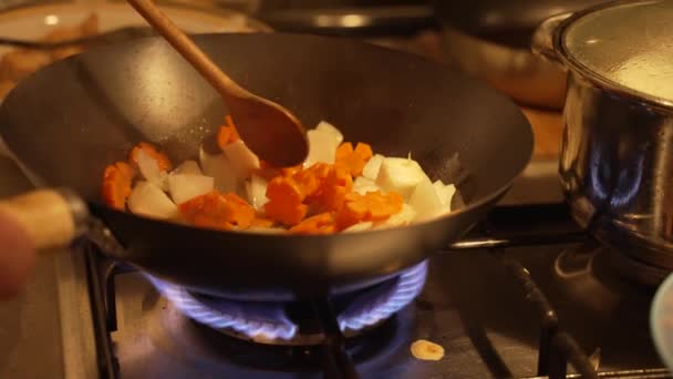 在炉子上的煎锅里煮蔬菜的女人 动作缓慢 — 图库视频影像