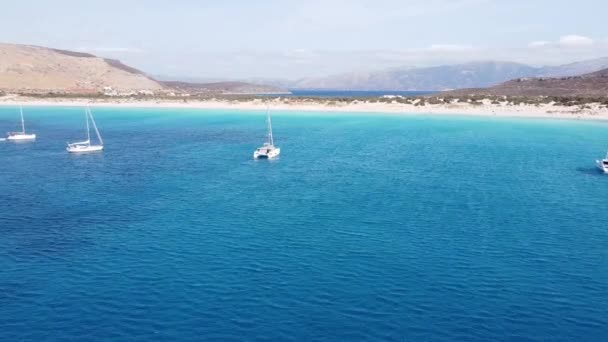 Barcos Lujo Bahía Turquesa Isla Elafonisos Peloponeso Grecia Aérea — Vídeos de Stock