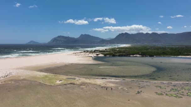 Osoba Kitesurfing Mělkých Vodách Blízkosti Pobřeží Jižní Afriky Letecké Vzdálenosti — Stock video