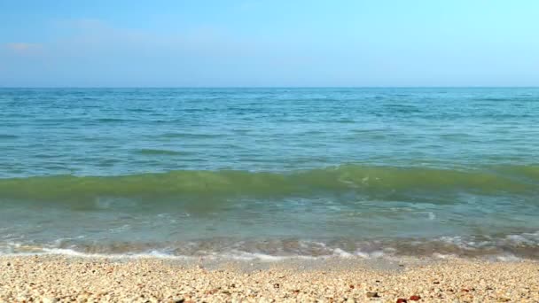 Golven Van Het Turkoois Water Crashen Een Italiaans Strand Van — Stockvideo