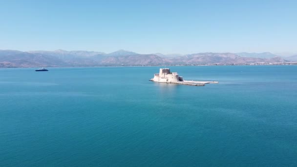 Fortaleza Bourtzi Small Island Nauplion Peloponeso Grécia Aerial — Vídeo de Stock