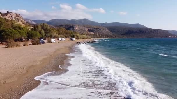 Motorhomes Campers Vans Beach Monemvasia Peloponnészosz Görögország — Stock videók