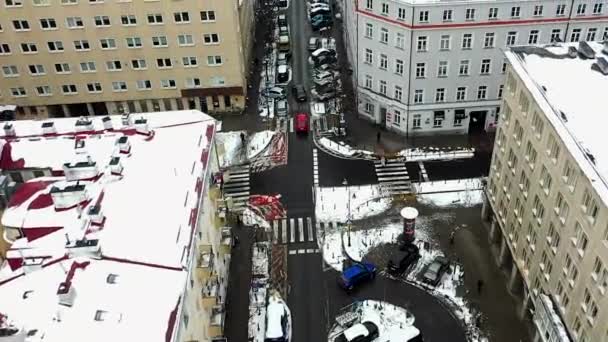 Luftaufnahme Von Autos Die Auf Ruhigen Straßen Fahren Feuchter Wintertag — Stockvideo