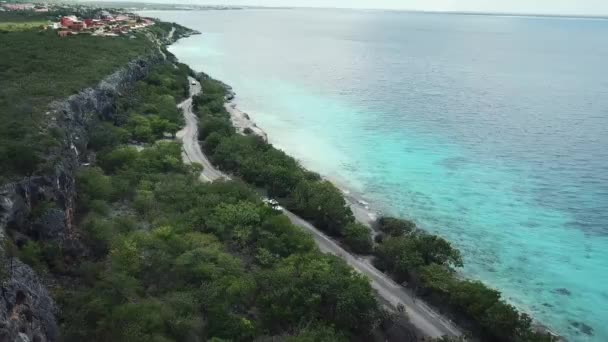Drone Zicht Witte Auto Langs Kust Van Bonaire Nederlandse Caribische — Stockvideo