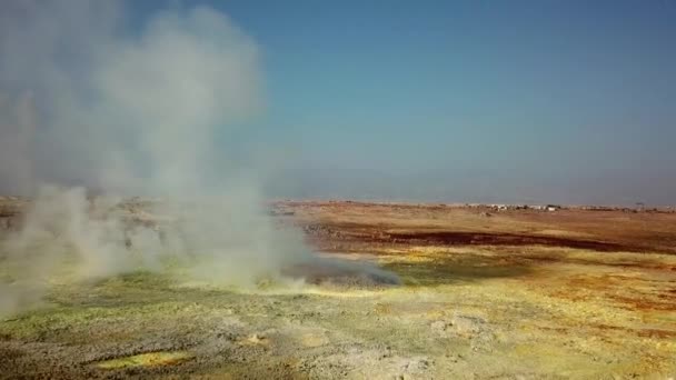 非洲板块引起的达纳基勒凹陷热液场的热蒸汽 从空中揭示自然奇观 — 图库视频影像