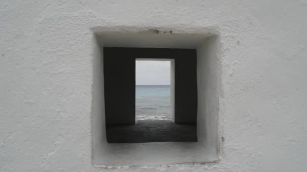 Prachtig Uitzicht Zee Door Een Wit Slavenhuttenvenster Bonaire Nederlands Caribisch — Stockvideo