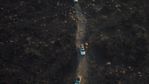 空中看到吉普车在火山岩上颠簸 Erta Ale 阿法尔凹陷的埃塞俄比亚火山 — 图库视频影像