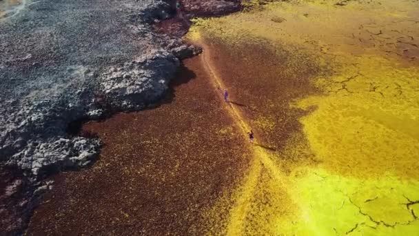 Menschen Die Auf Abstrakt Gefärbten Rot Gelben Und Grauen Hydrothermalen — Stockvideo
