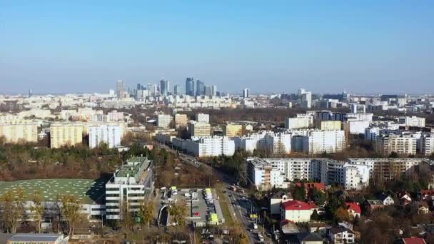 以华沙市中心为背景的一个街区上空的空中景观 无人驾驶飞机射击 — 图库视频影像