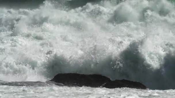 Ondas Poderosas Oceano Batendo Sobre Costa Rochosa Visão Estática Câmera — Vídeo de Stock