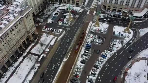 Pemandangan Udara Mengikuti Trem Jalan Bersalju Warsawa Musim Dingin Polandia — Stok Video
