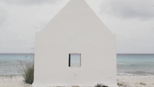 加勒比海博内尔岛周围的白奴小屋景观 房子后面的海洋景观 — 图库视频影像