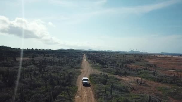 Čelní Sledování Dronu Bílého Auta 4X4 Vyprahlé Silnici Kaktusy — Stock video