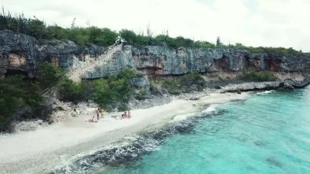 Vista Aérea Grupo Amigos Divertindo Praia 1000 Passos Bonaire Caribe — Vídeo de Stock