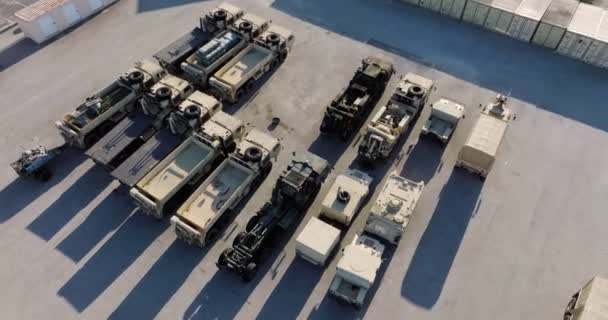 Εναέρια Άποψη Γύρω Από Τεθωρακισμένα Φορτηγά Πολέμου Στρατιωτική Βάση Υψηλή — Αρχείο Βίντεο