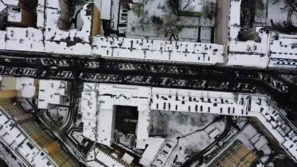 波兰华沙多雪的建筑物和街道的空中景观 无人驾驶飞机射击 — 图库视频影像