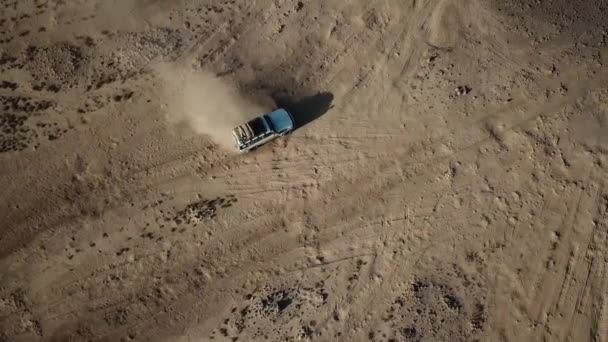 Jeep Οδήγηση Πάνω Από Wasteland Ηφαιστειακή Σκόνη Εδάφους Στην Αφρική — Αρχείο Βίντεο