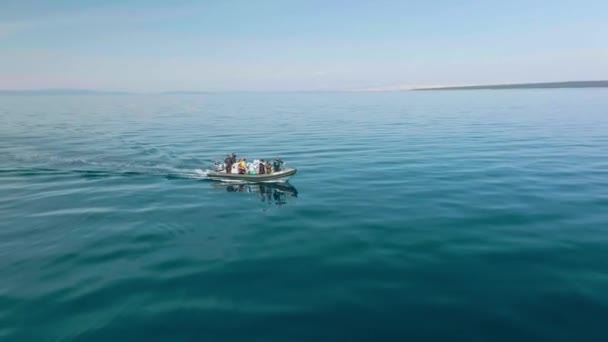 Ein Ausflugsboot Mit Menschen Bord Segelt Der Nähe Der Insel — Stockvideo