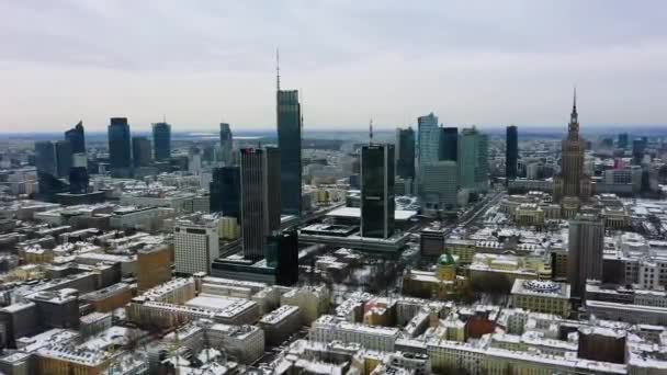 Luchtfoto Van Besneeuwde Skyline Van Warschau Bewolkt Winterdag Polen Omgekeerde — Stockvideo