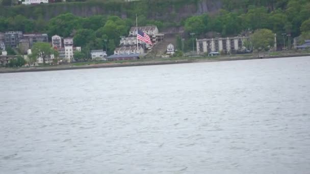 Αμερικανική Σημαία Πάνω Από Τον Ποταμό Χάντσον — Αρχείο Βίντεο