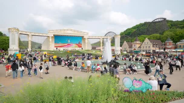 Gente Caminando Con Máscaras Faciales Parque Temático Everland Yongin Corea — Vídeo de stock